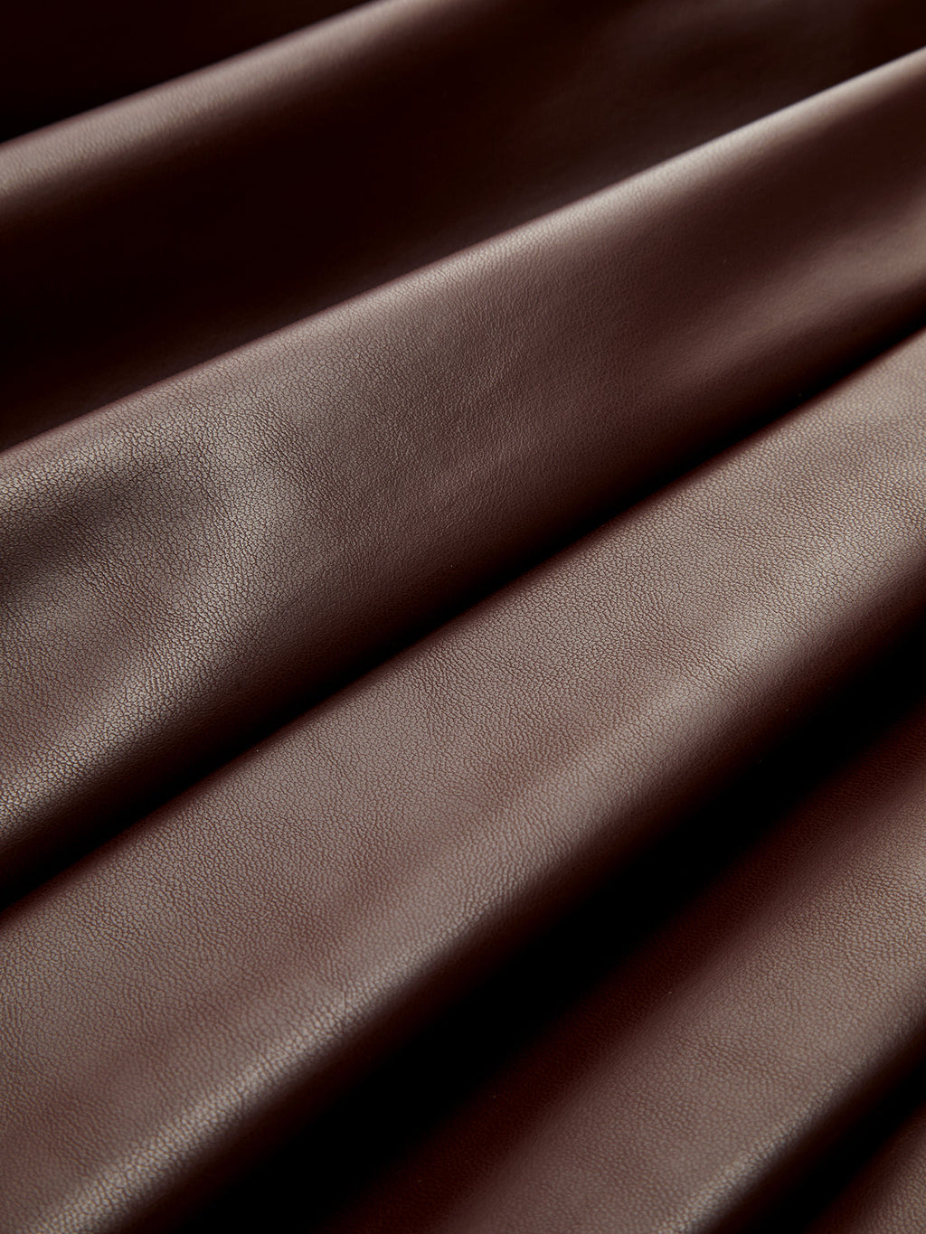 Ärmelloses Midikleid aus PU-Leder mit Schlitz und Drapierung