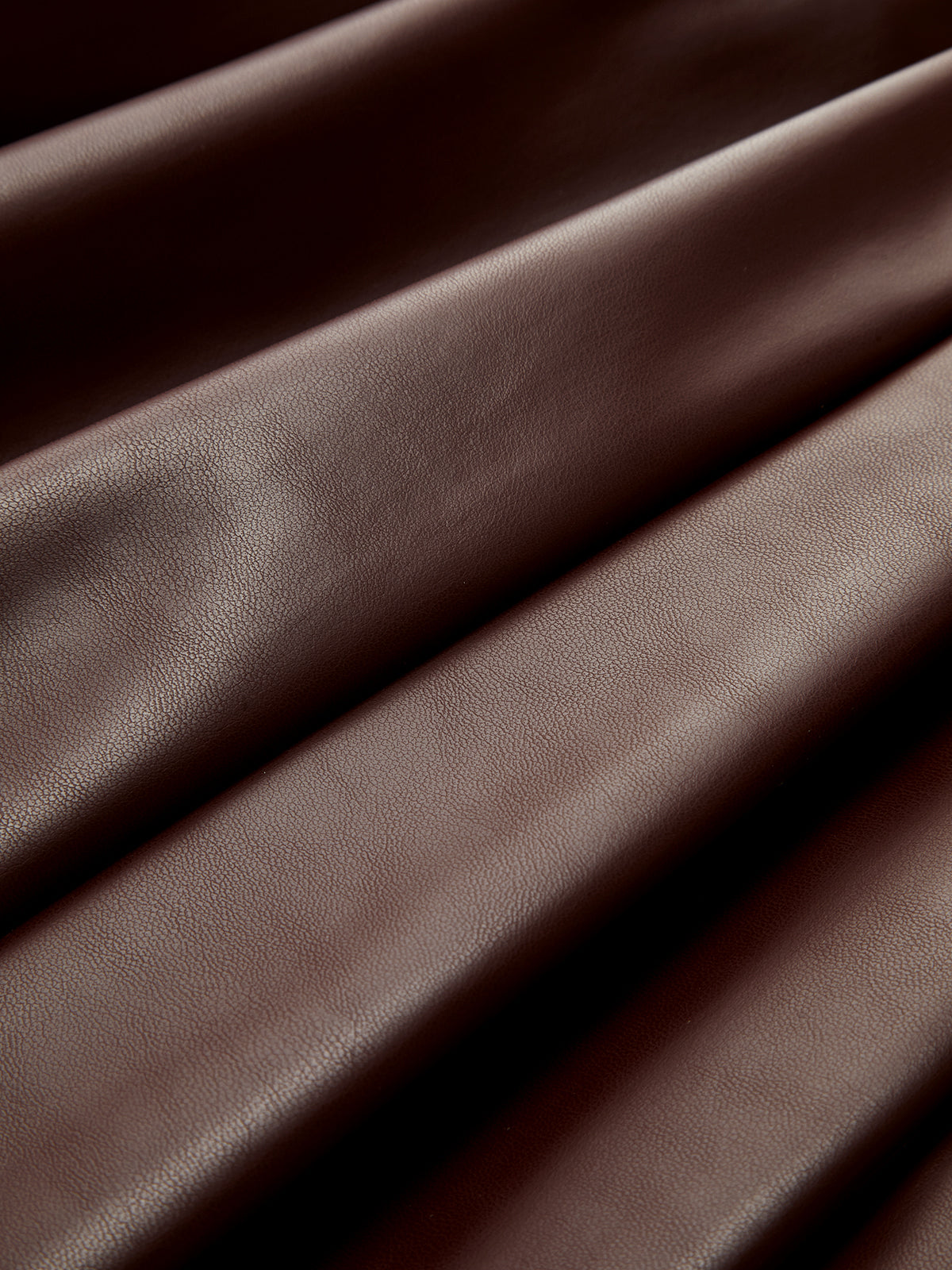 Ärmelloses Midikleid aus PU-Leder mit Schlitz und Drapierung