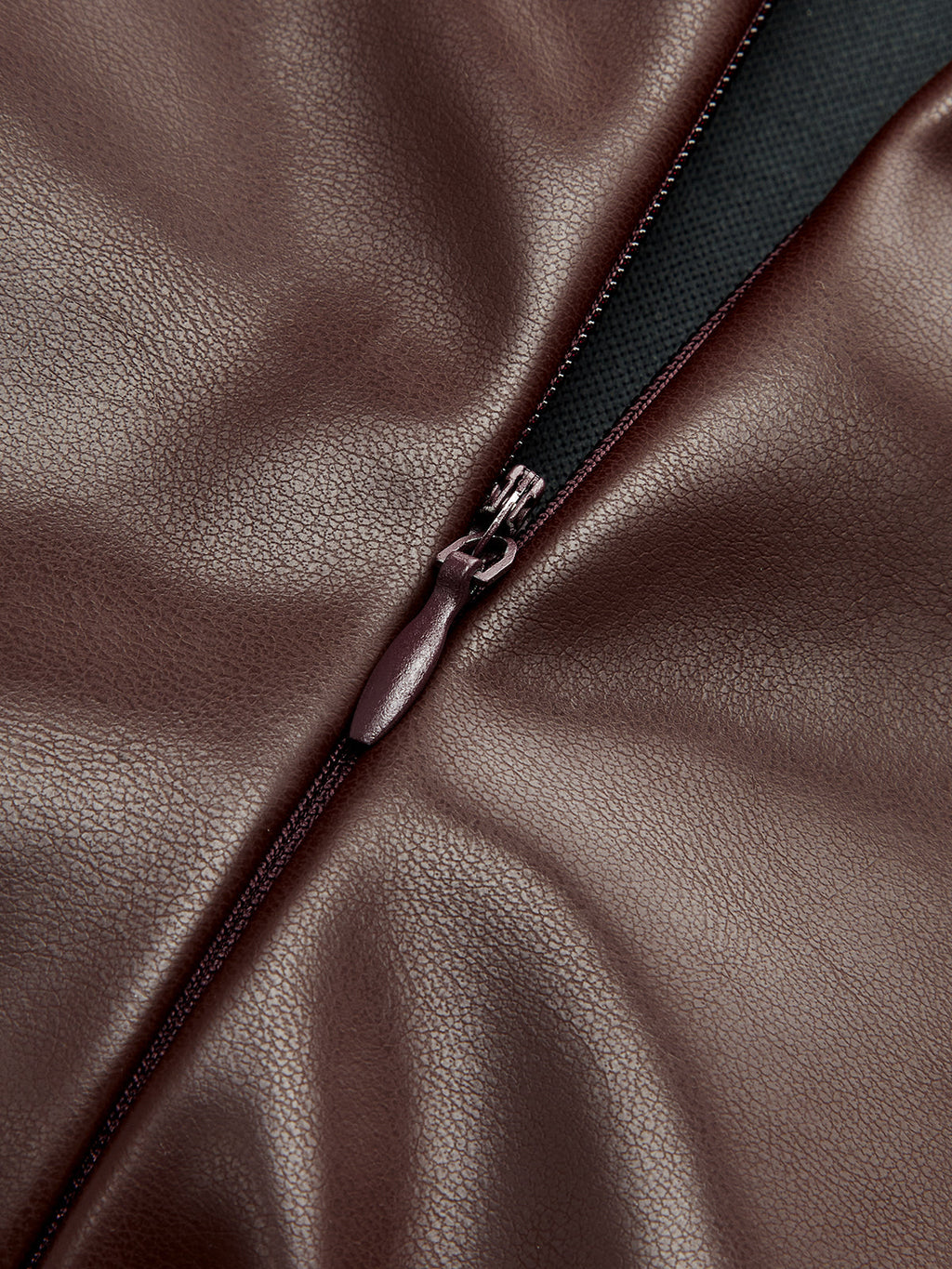 Ärmelloses Midikleid aus PU-Leder mit Schlitz und Drapierung