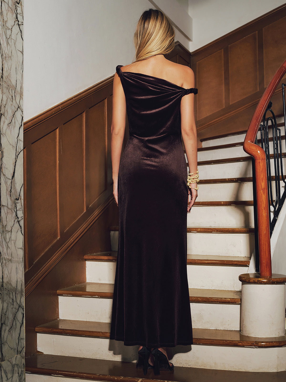 Maxikleid aus Samt mit gedrehten Trägern