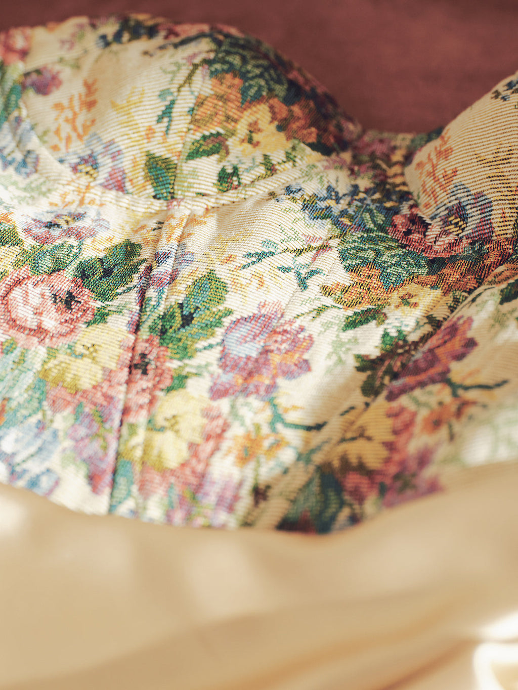Robe longue corset florale à empiècements en satin