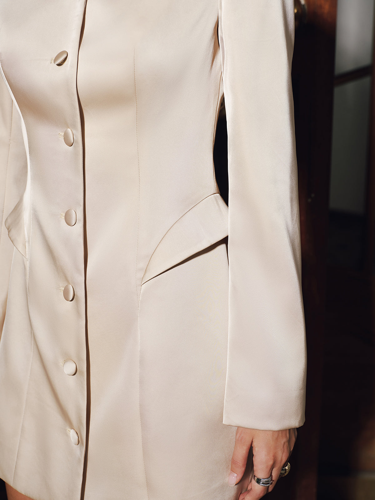 Robe-blazer courte en satin boutonnée sur le devant