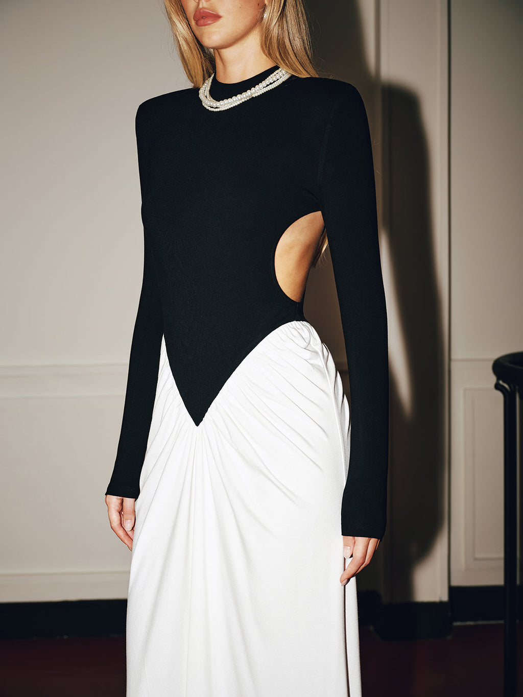 Maxikleid mit Color-Block-Ausschnitten und langen Ärmeln