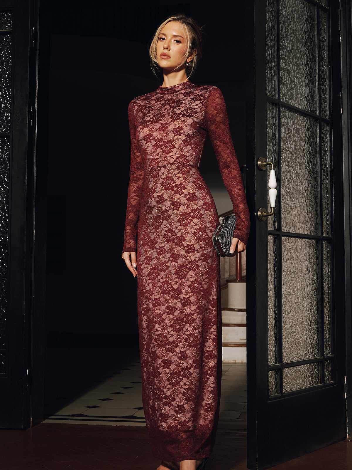 Robe longue dos nu ajustée à manches longues en dentelle