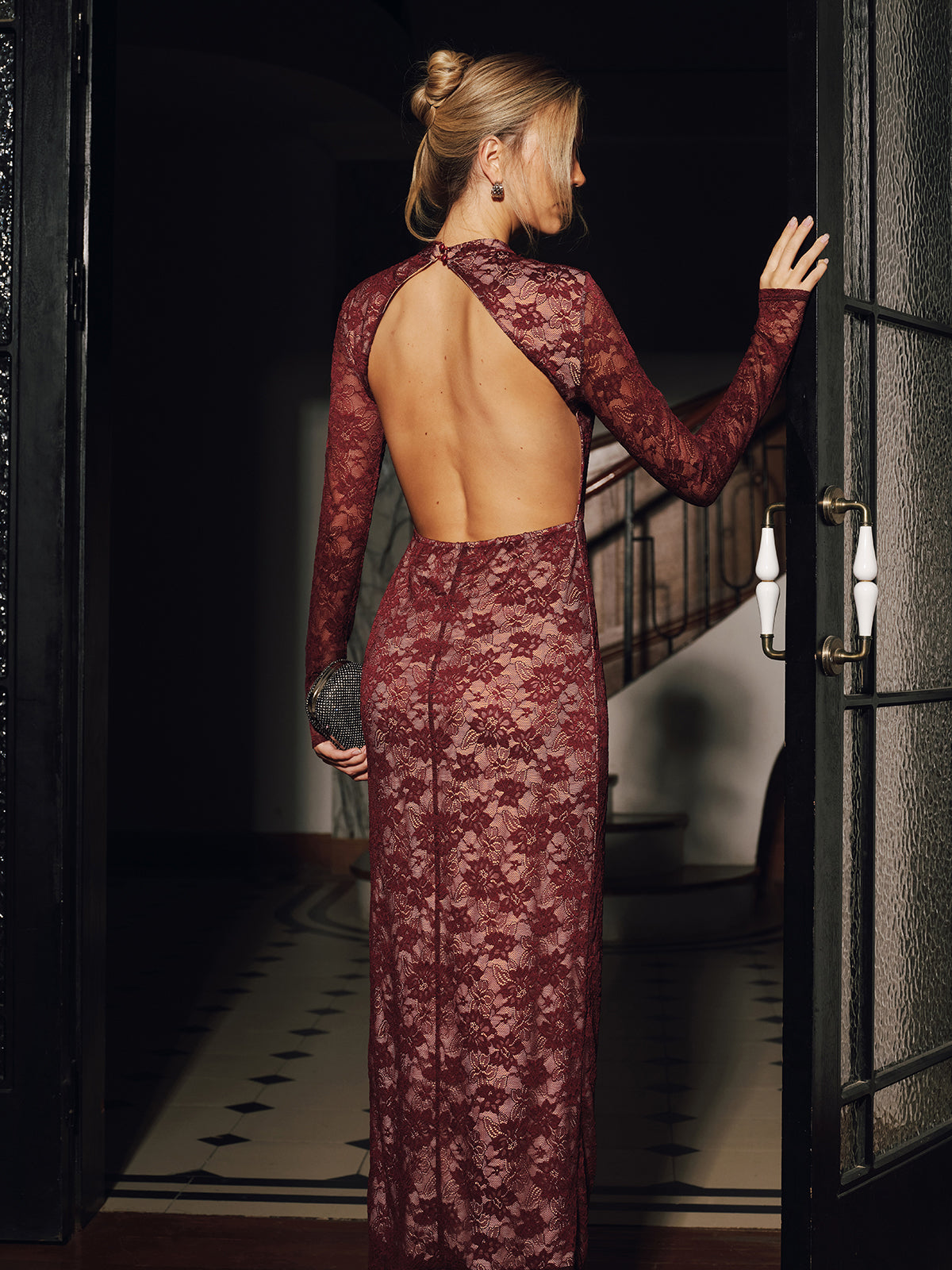Robe longue dos nu ajustée à manches longues en dentelle