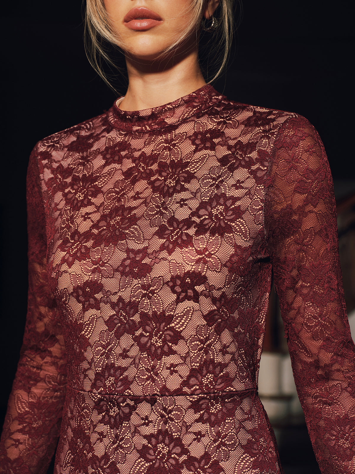 Robe longue dos nu ajustée à manches longues en dentelle