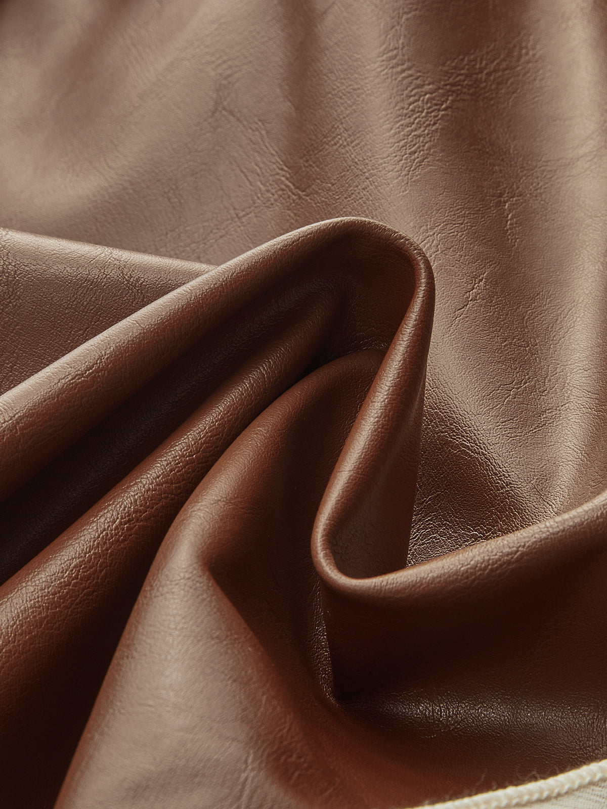 Midirock aus Kunstleder mit kontrastierender Paspelierung 