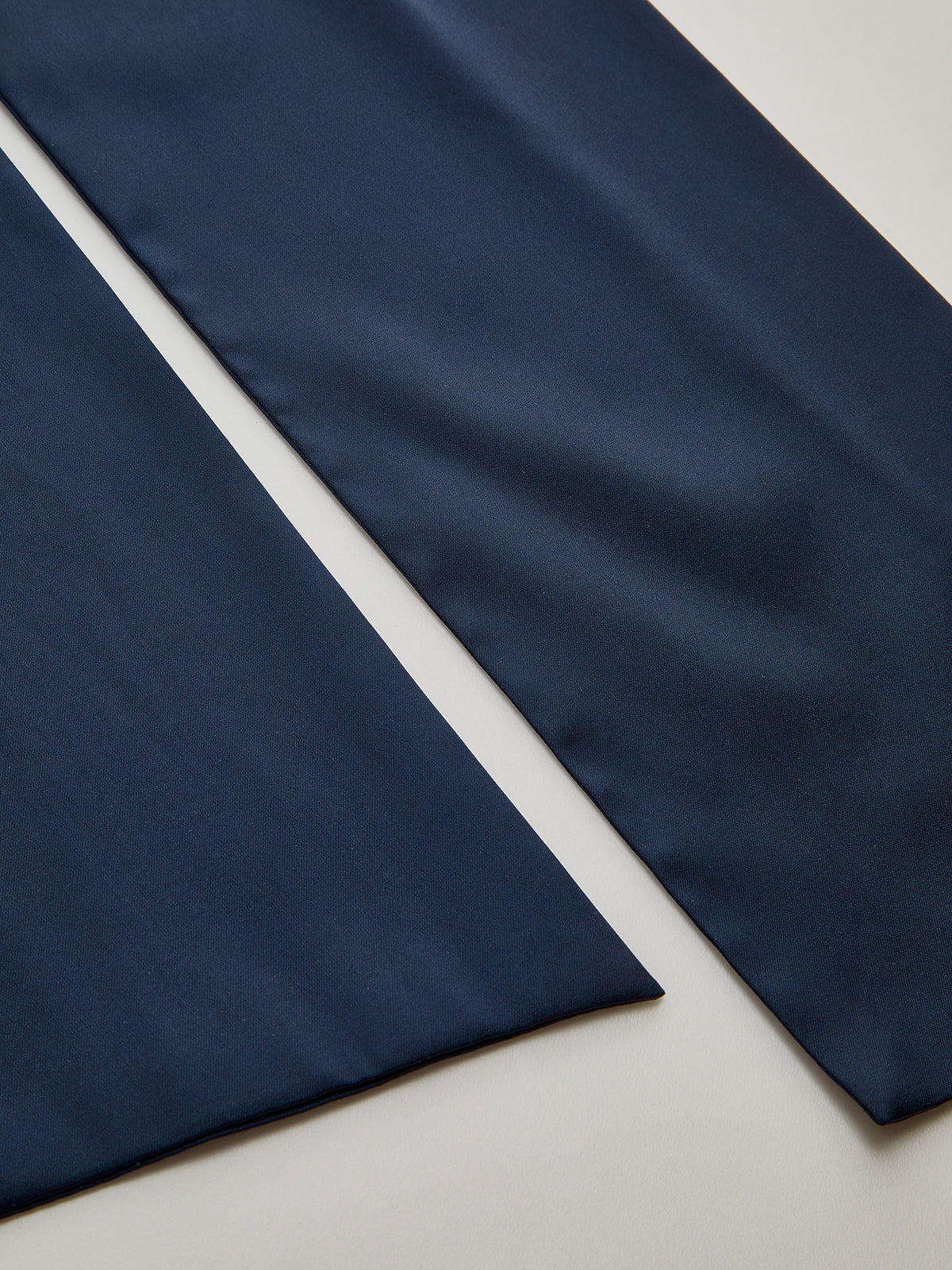 Chemisier en satin à manches longues et col noué