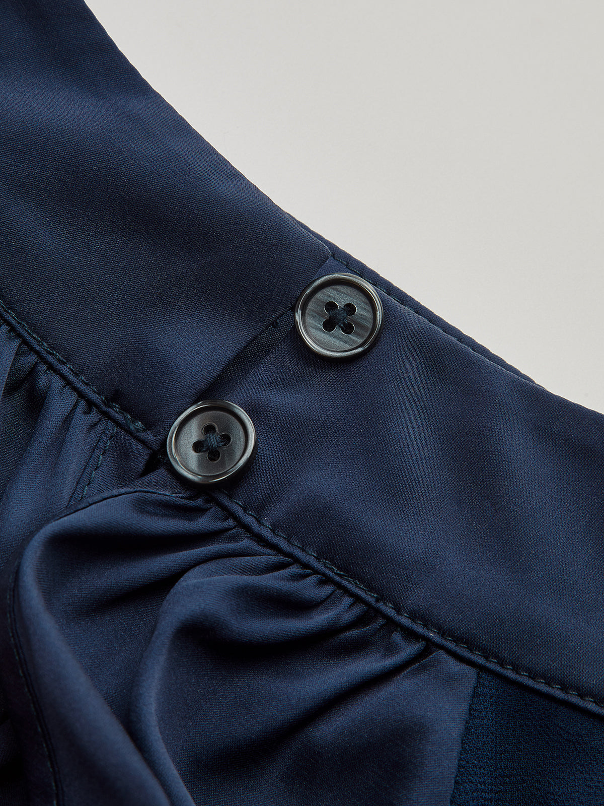 Chemisier en satin à manches longues et col noué