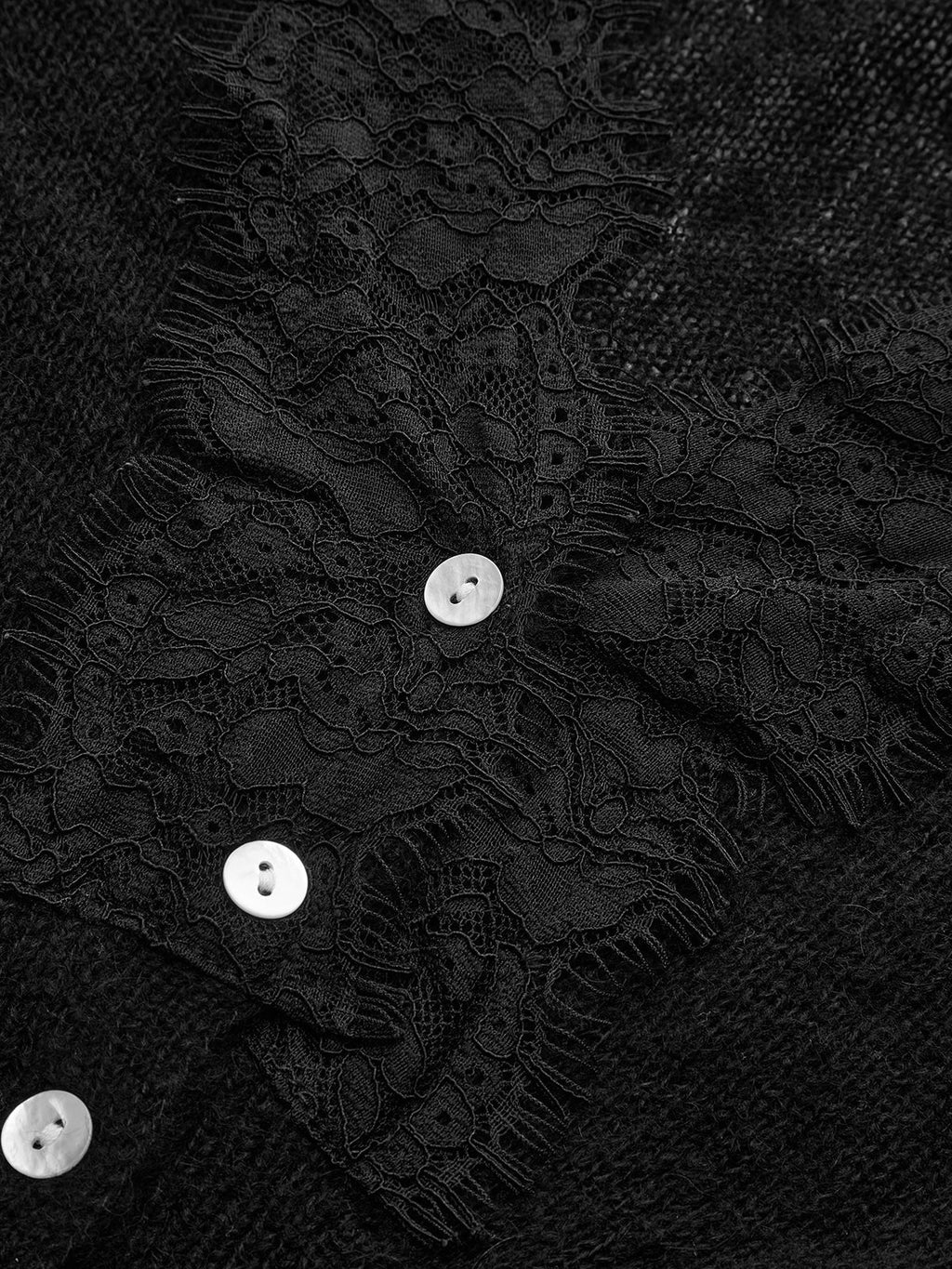 Stricktop aus Wollmischung mit V-Ausschnitt und Spitze