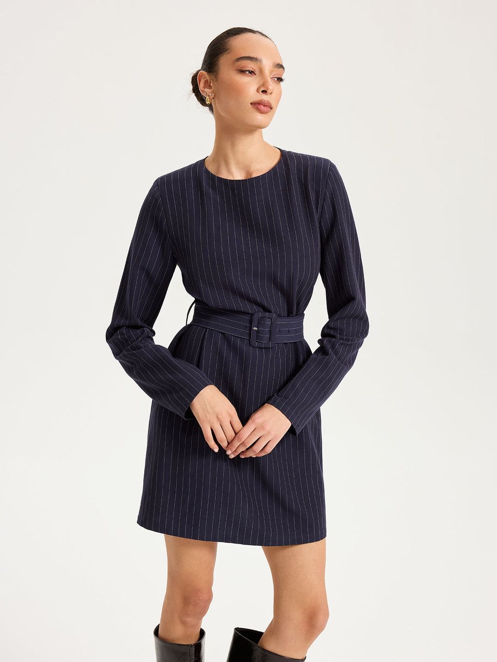 Langärmliges gestreiftes Minikleid mit Gürtel