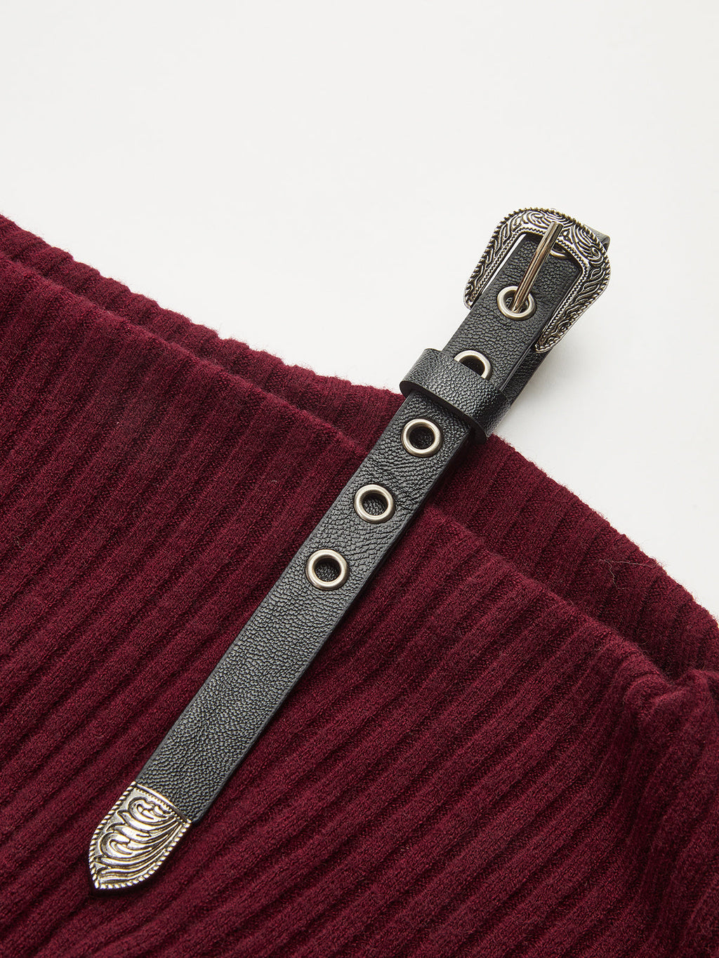 Asymmetrisches Rippstrick-Top mit Gürteldetail