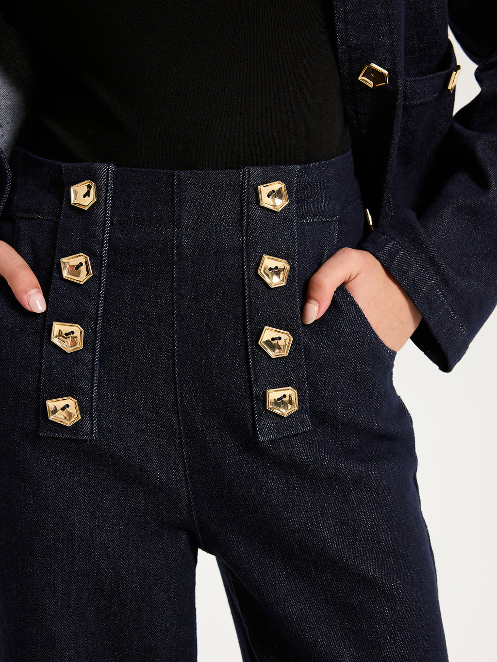 Jeans mit weitem Bein und Metalldetail