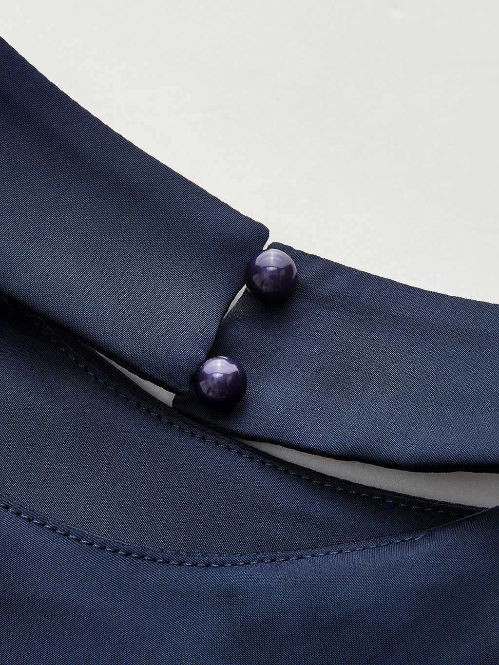 Satin-Top mit Flügelärmeln und Rückenausschnitt
