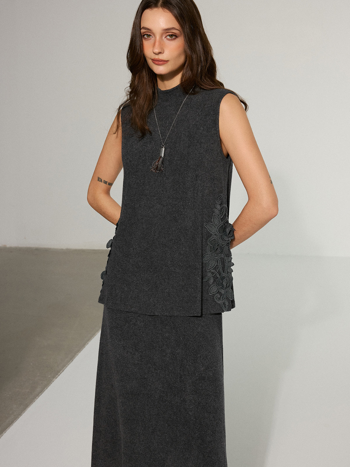 Ensemble haut sans manches à bordure en dentelle et jupe maxi 