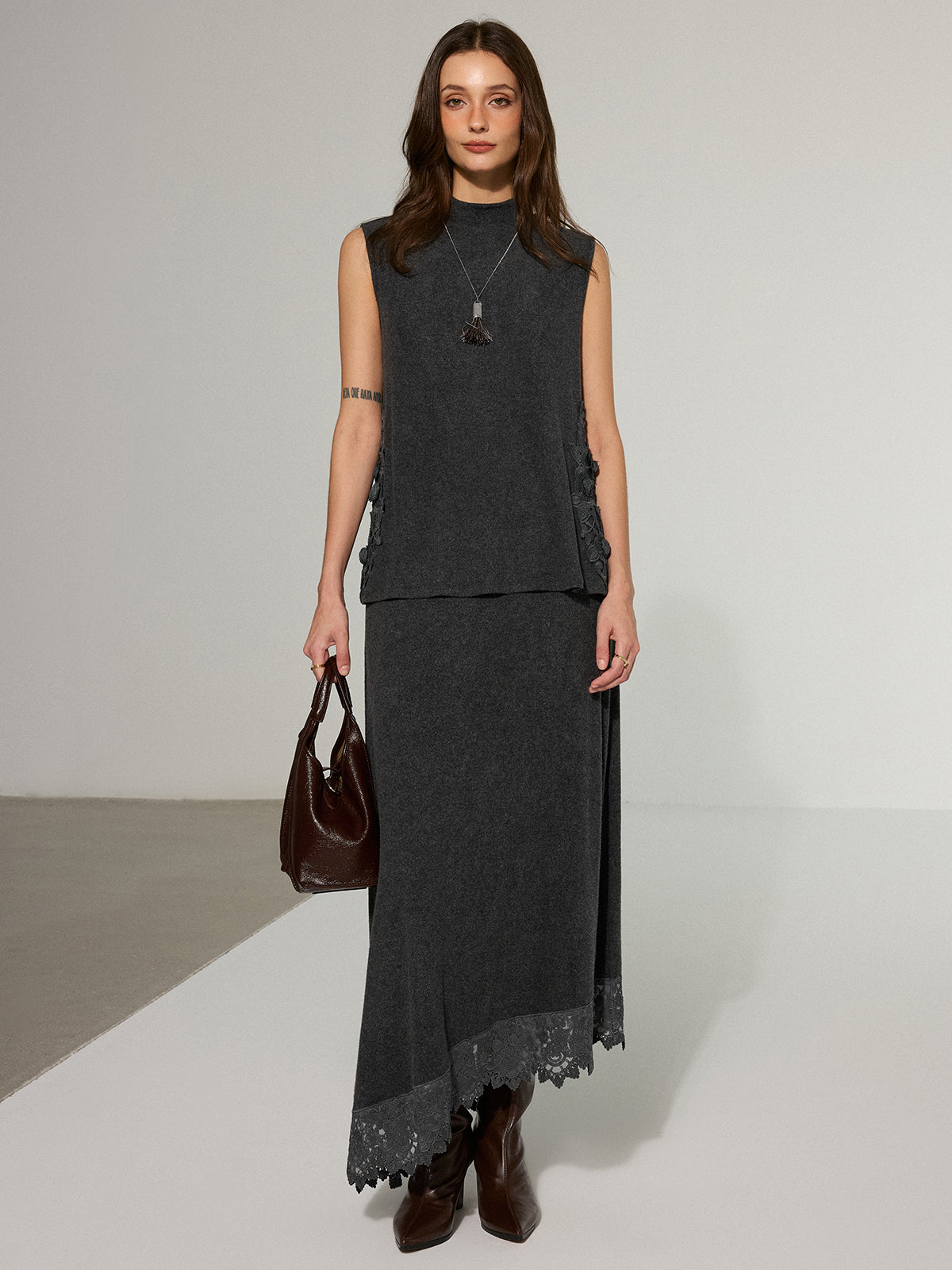 Ensemble haut sans manches à bordure en dentelle et jupe maxi 