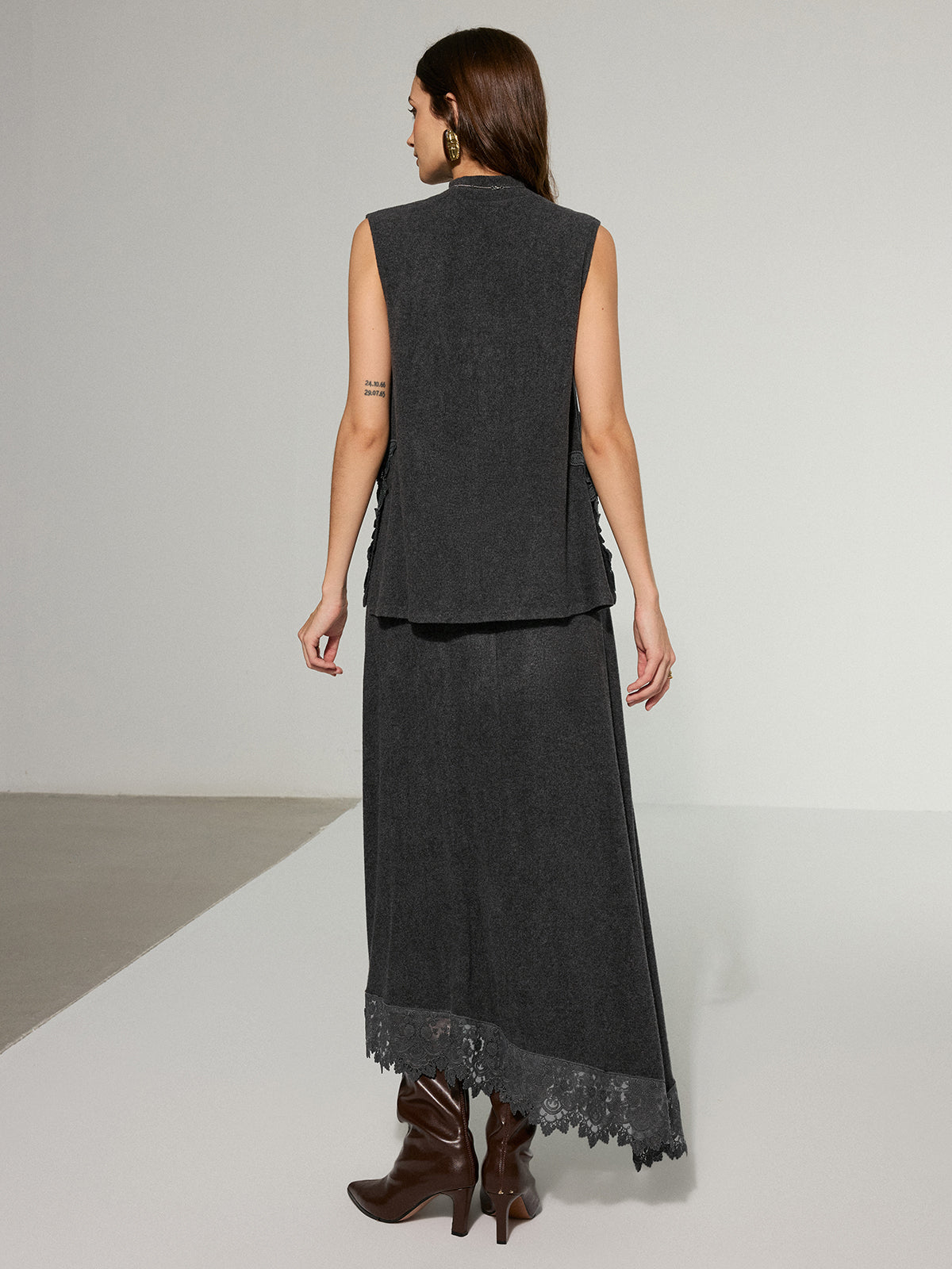 Ensemble haut sans manches à bordure en dentelle et jupe maxi 