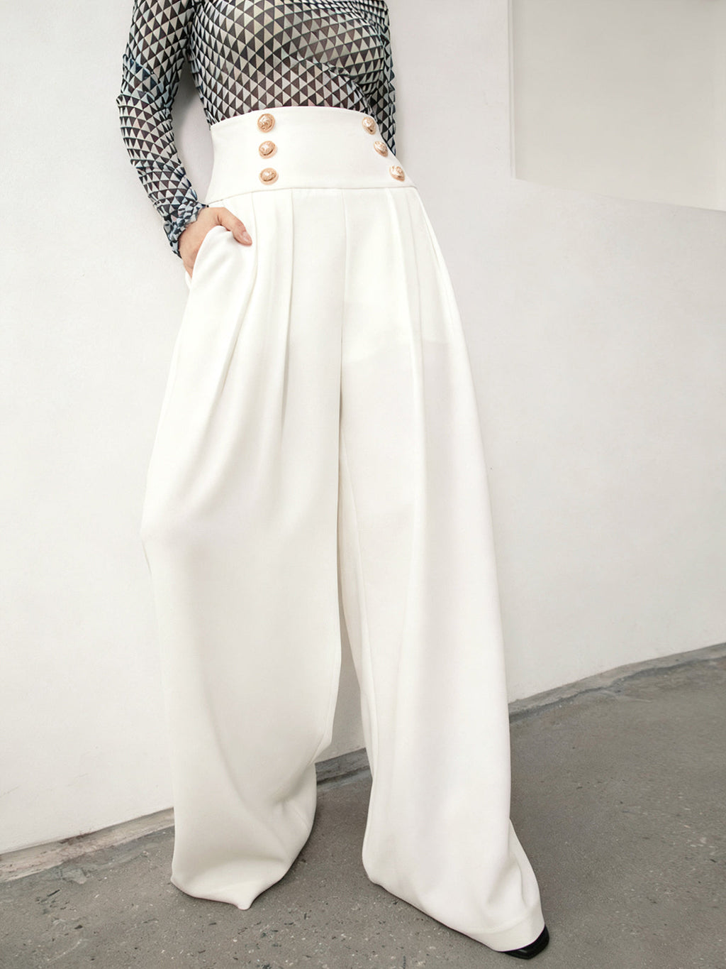 Pantalon large taille haute avec détails métalliques