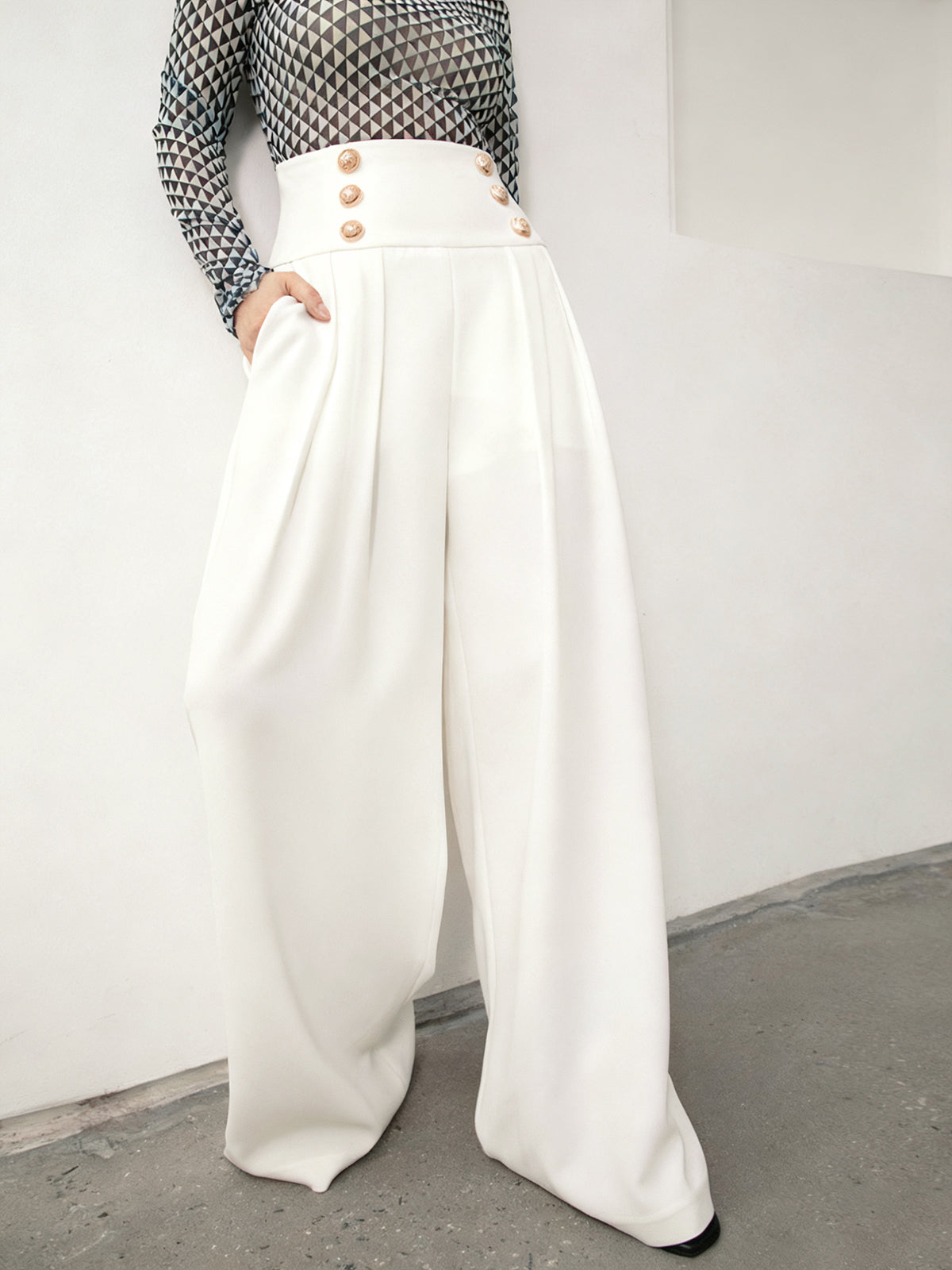 Pantalon large taille haute avec détails métalliques