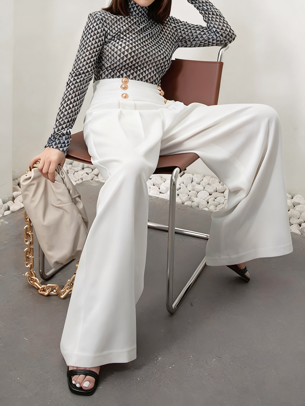 Pantalon large taille haute avec détails métalliques