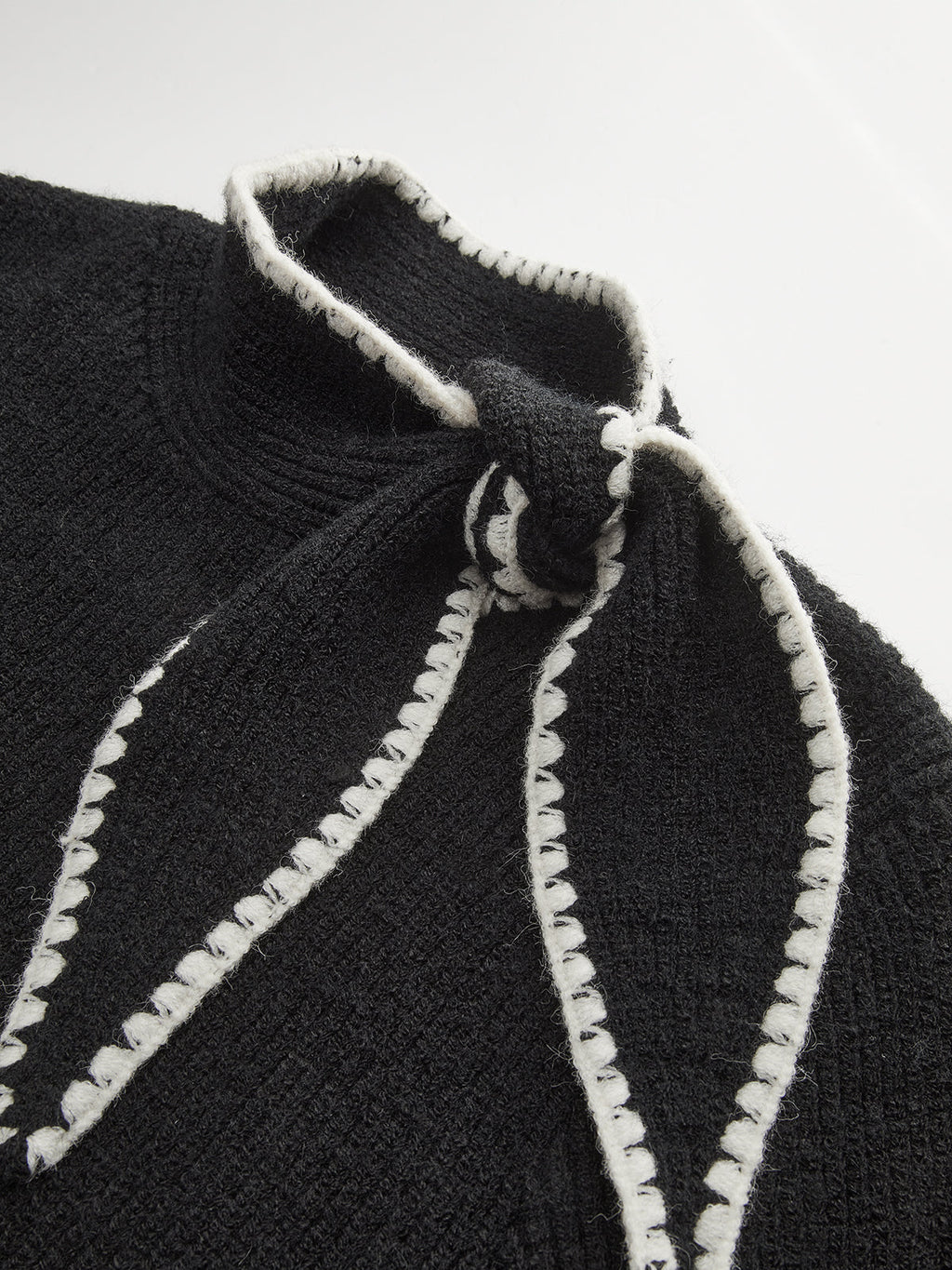 Rollkragenpullover mit Schleifenkrawatte und Kontrastnähten