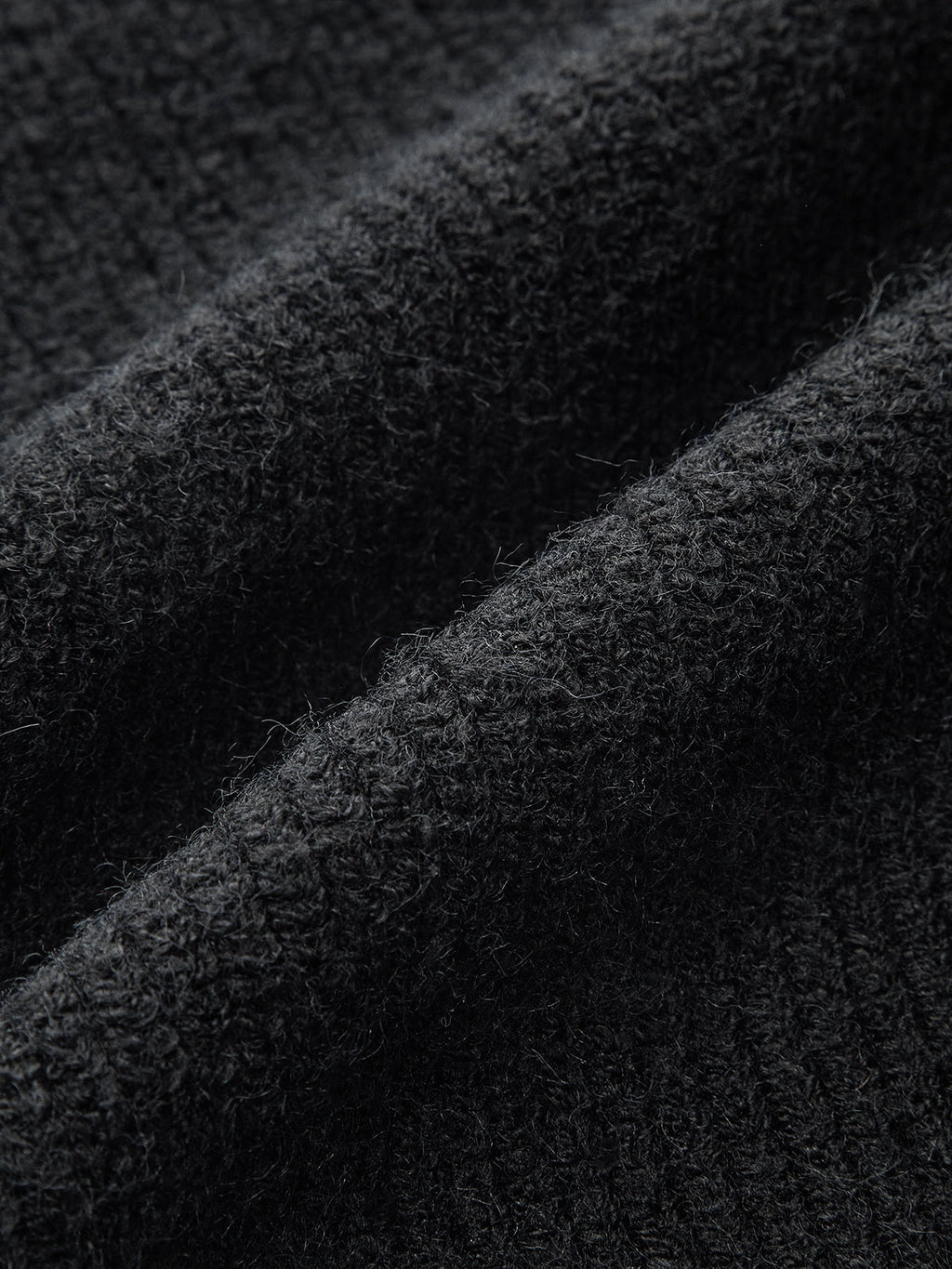 Rollkragenpullover mit Schleifenkrawatte und Kontrastnähten