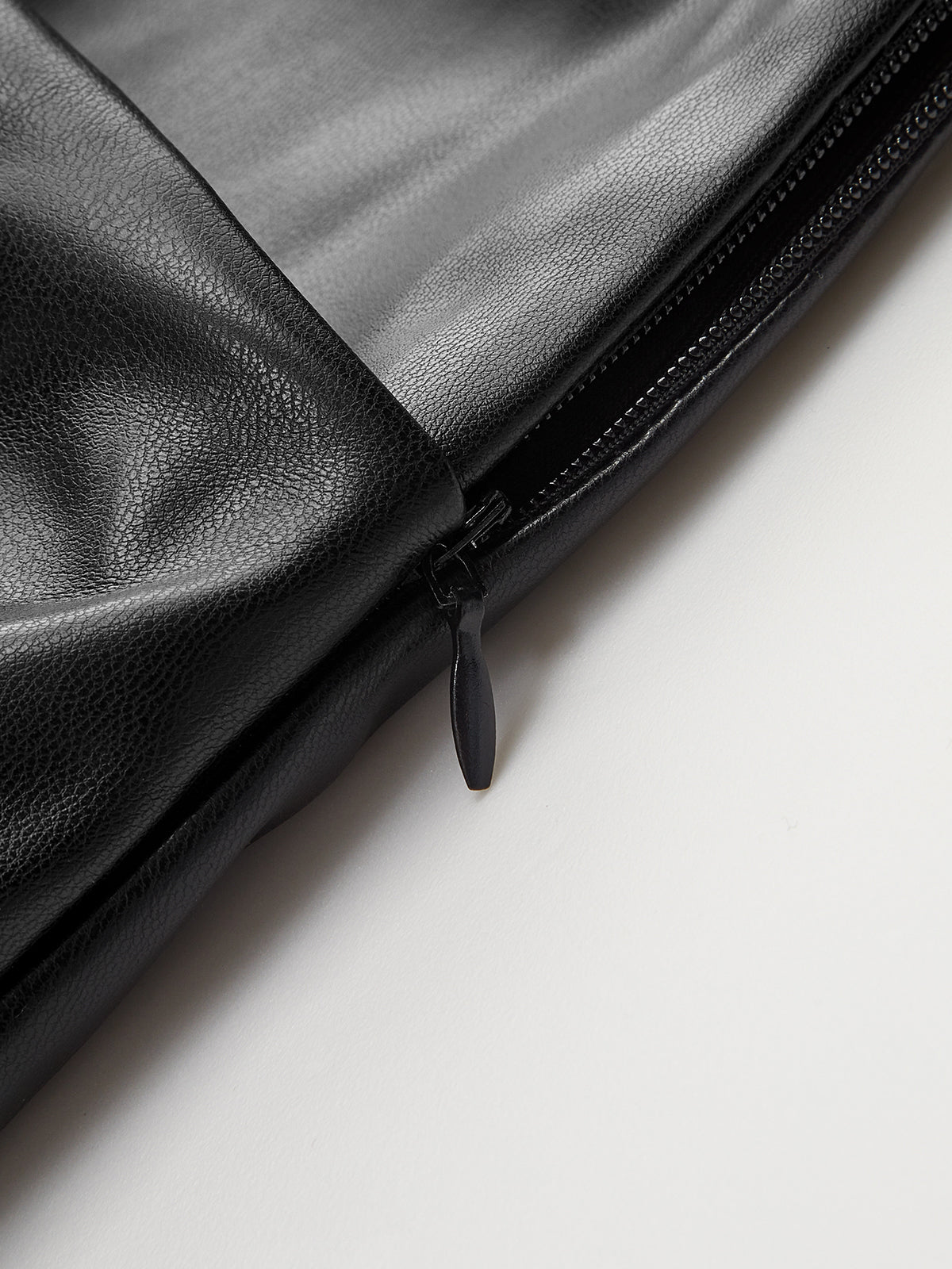 Robe sans manches à empiècements en similicuir et col montant 