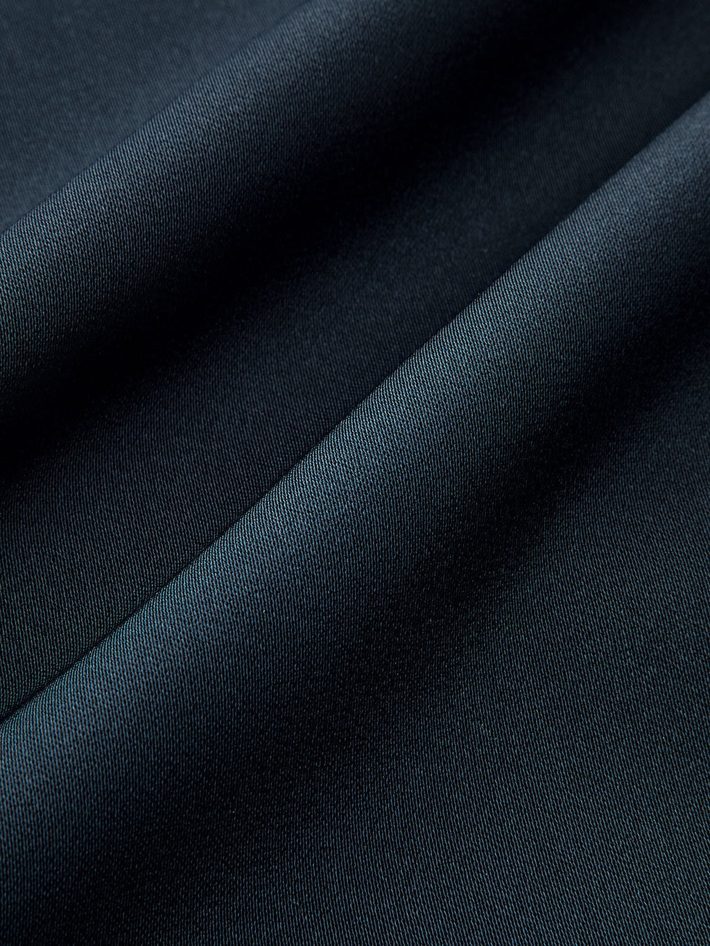 Chemisier asymétrique en satin à col lavallière et détails boutonnés