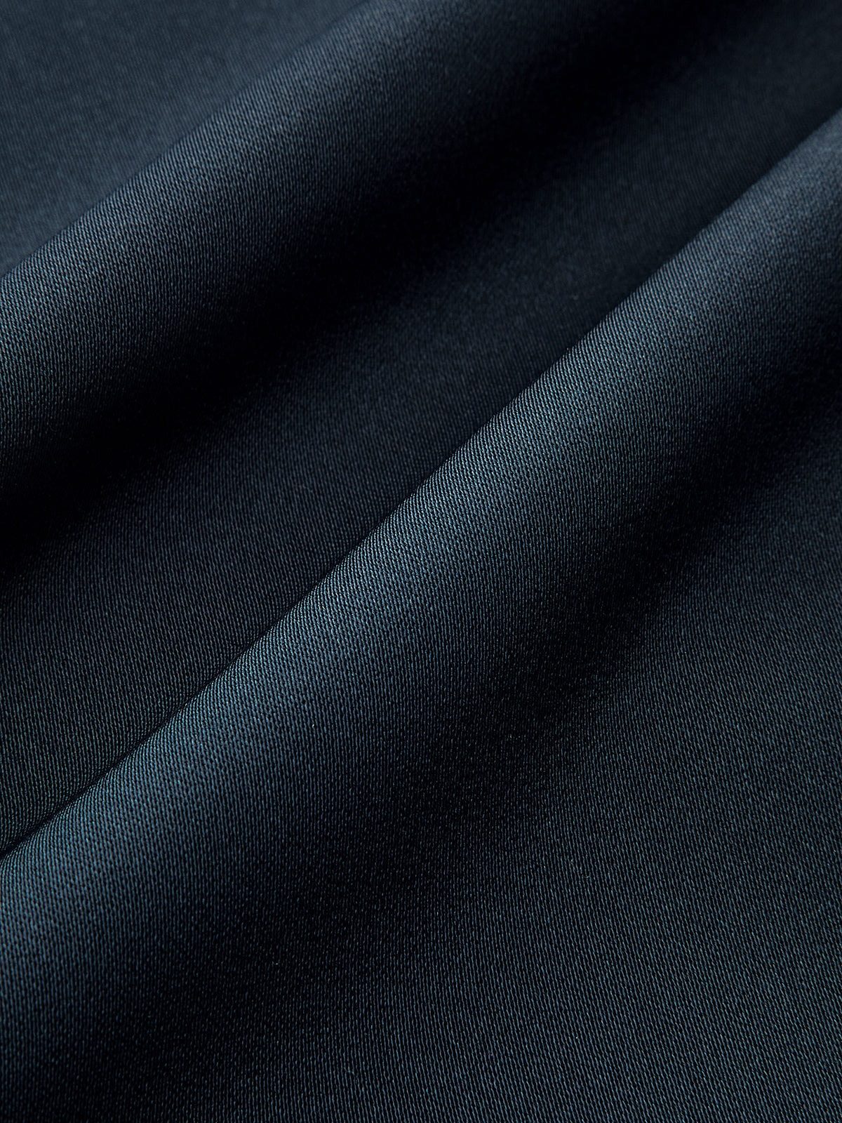 Chemisier en satin asymétrique à col lavallière et boutons décoratifs 