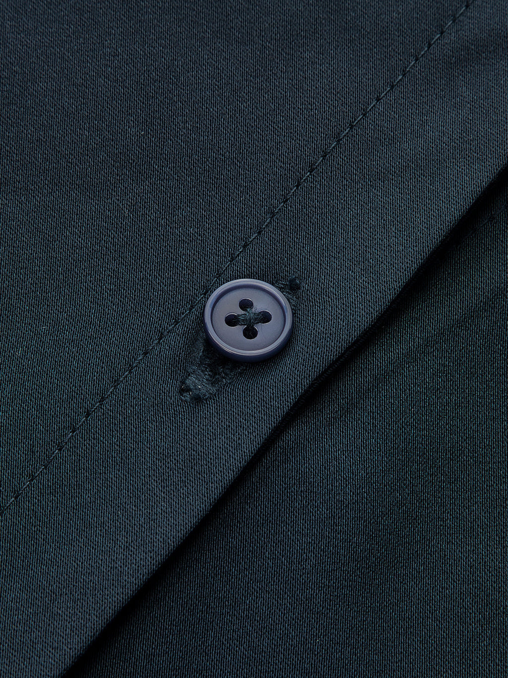 Chemisier asymétrique en satin à col lavallière et détails boutonnés