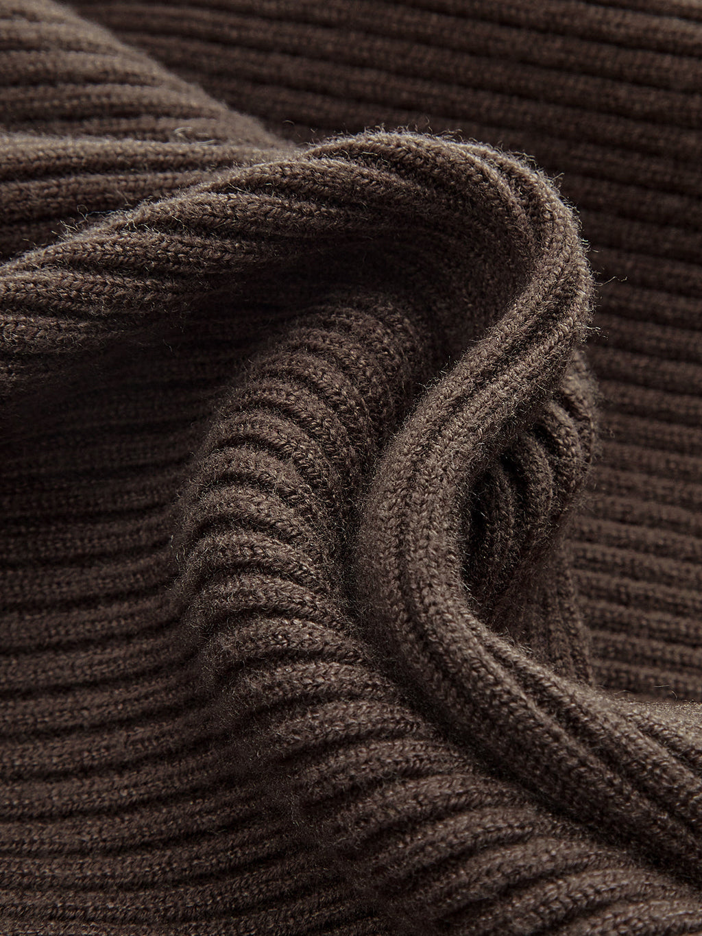 Pull en tricot côtelé dos nu à manches bouffantes