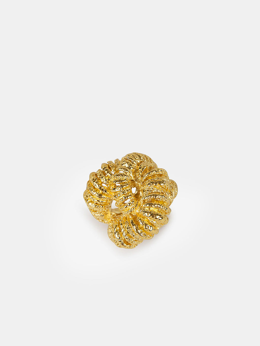 Goldfarbener, übertriebener Ring mit Lavastruktur