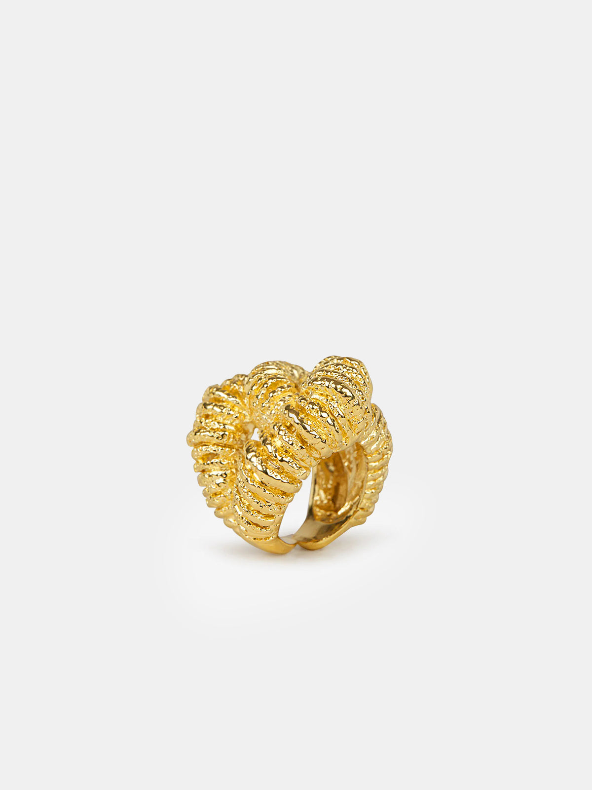 Goldfarbener, übertriebener Ring mit Lavastruktur