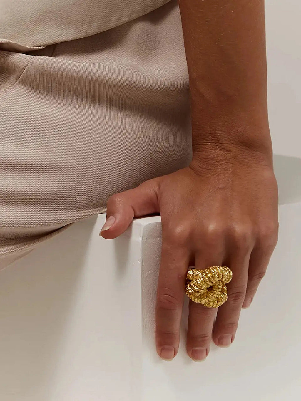 Goldfarbener, übertriebener Ring mit Lavastruktur