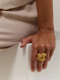 Goldfarbener, übertriebener Ring mit Lavastruktur