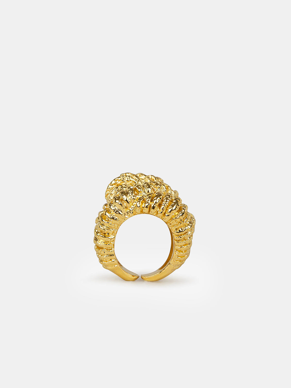 Goldfarbener, übertriebener Ring mit Lavastruktur