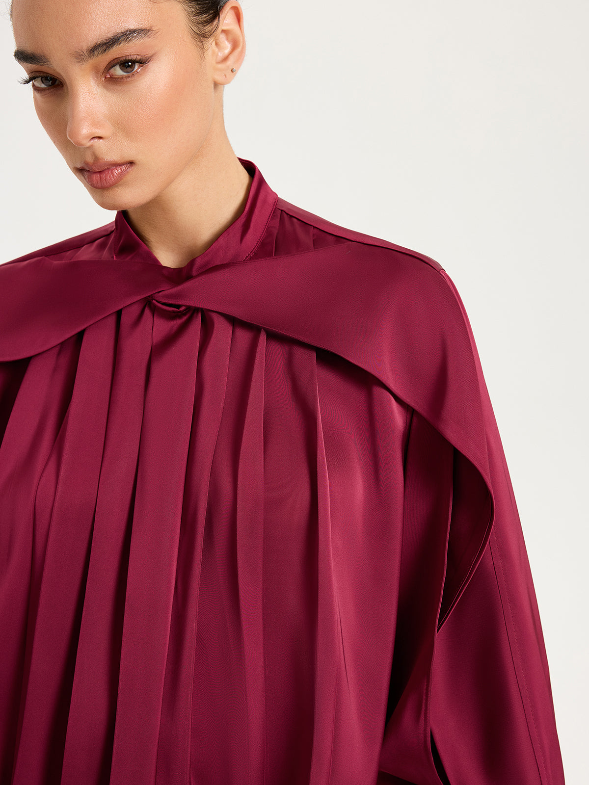 Satin-Plisseebluse mit Cut-Out-Ärmel