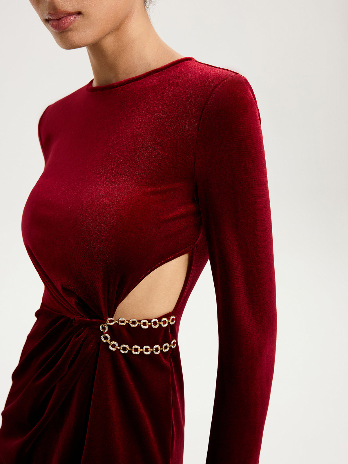 Mini-robe en velours découpée avec détails chaîne