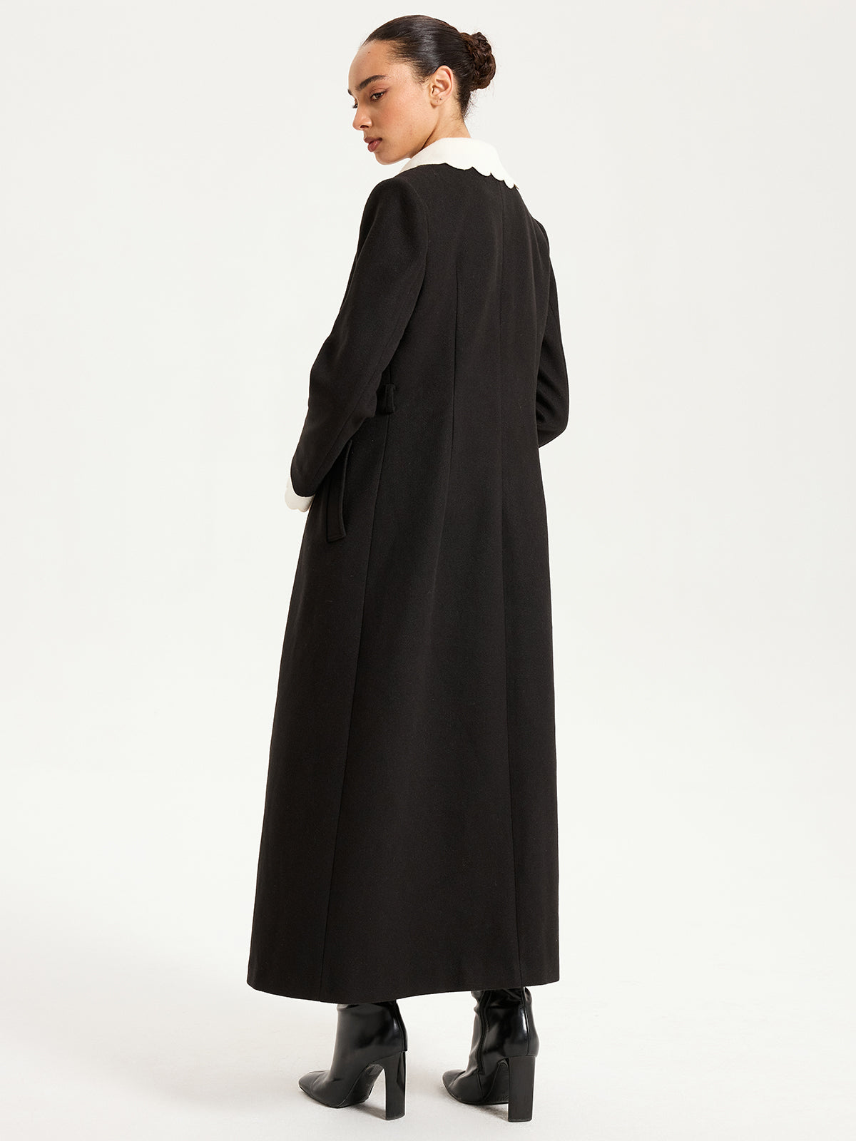 Manteau long à col contrastant et boutons métalliques 