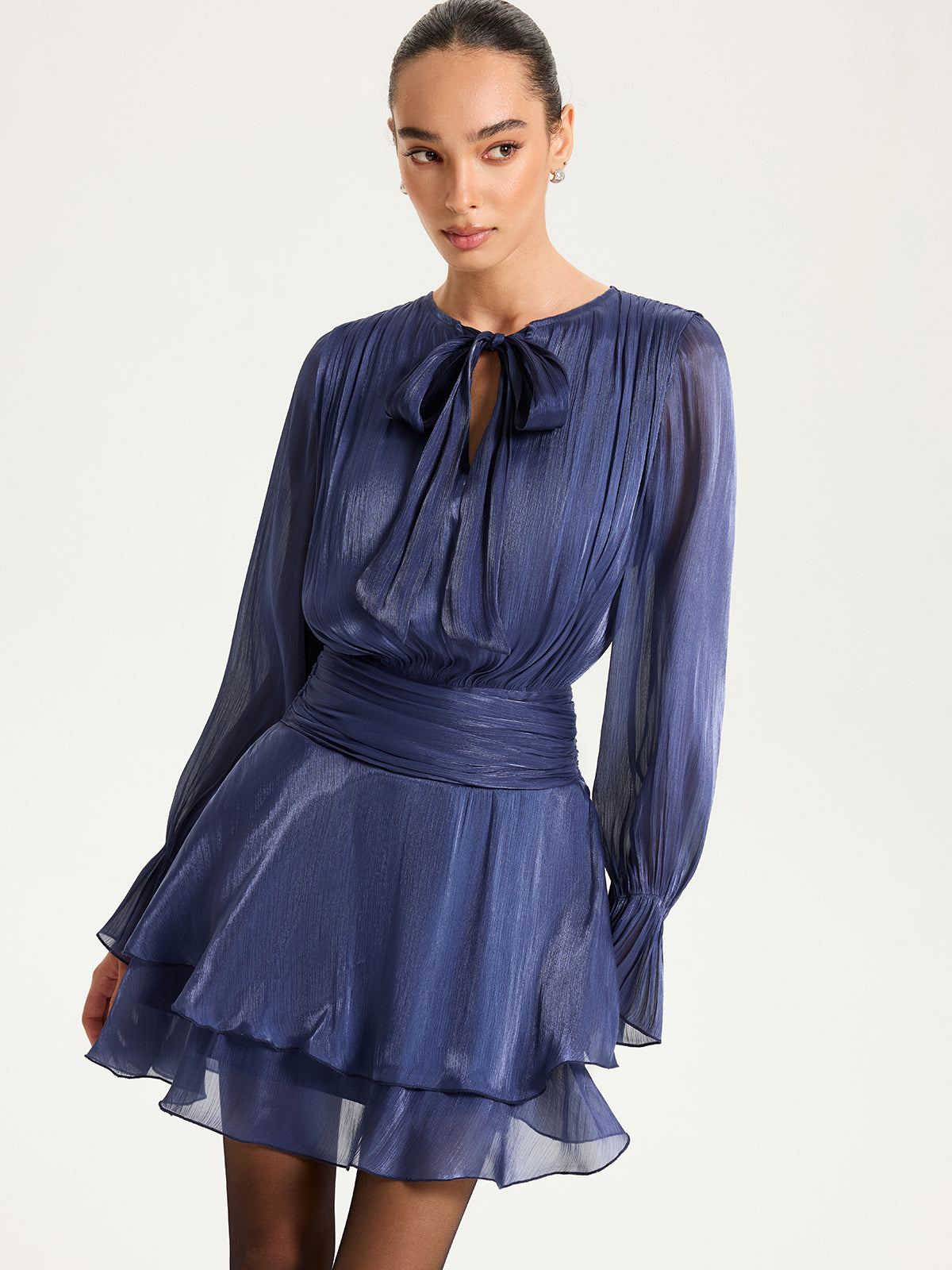 Robe courte à volants et taille froncée 