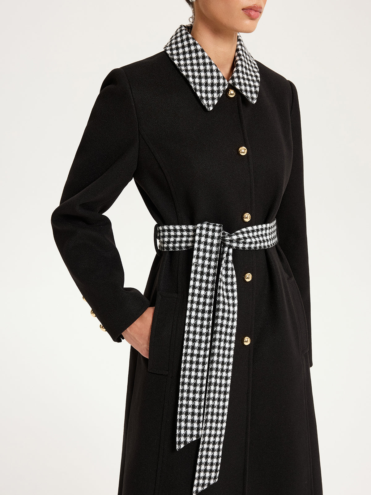 Langer Houndstooth-Mantel mit Gürtel und Kragen