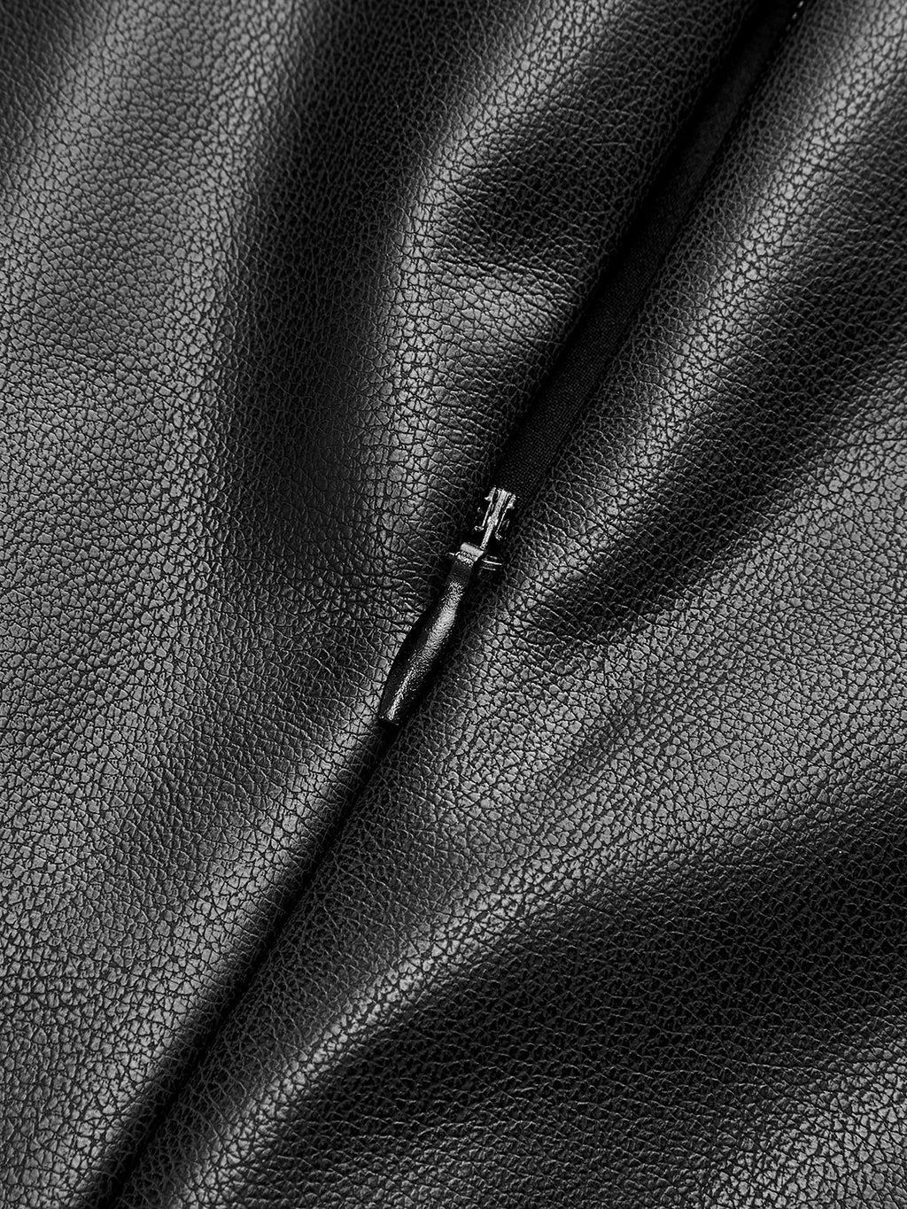 Ärmelloses Kleid aus PU-Leder mit Faltenrock