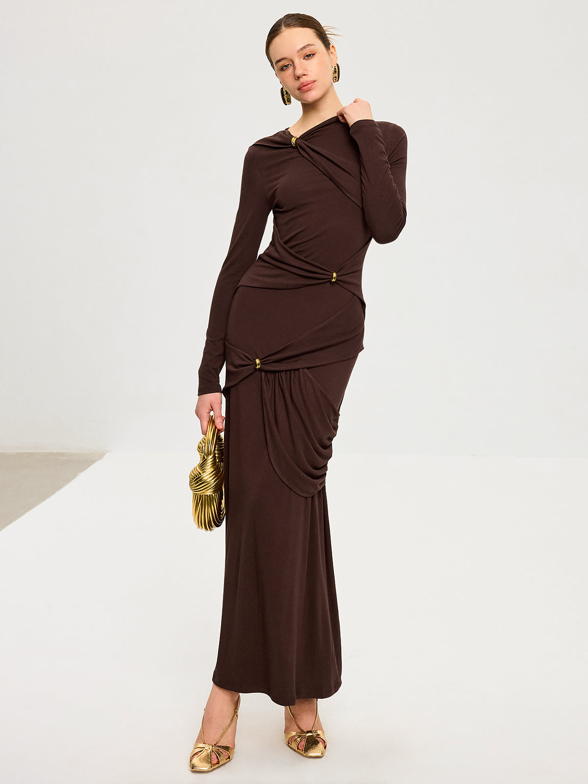 Robe longue maxi drapée à manches longues avec détails métalliques