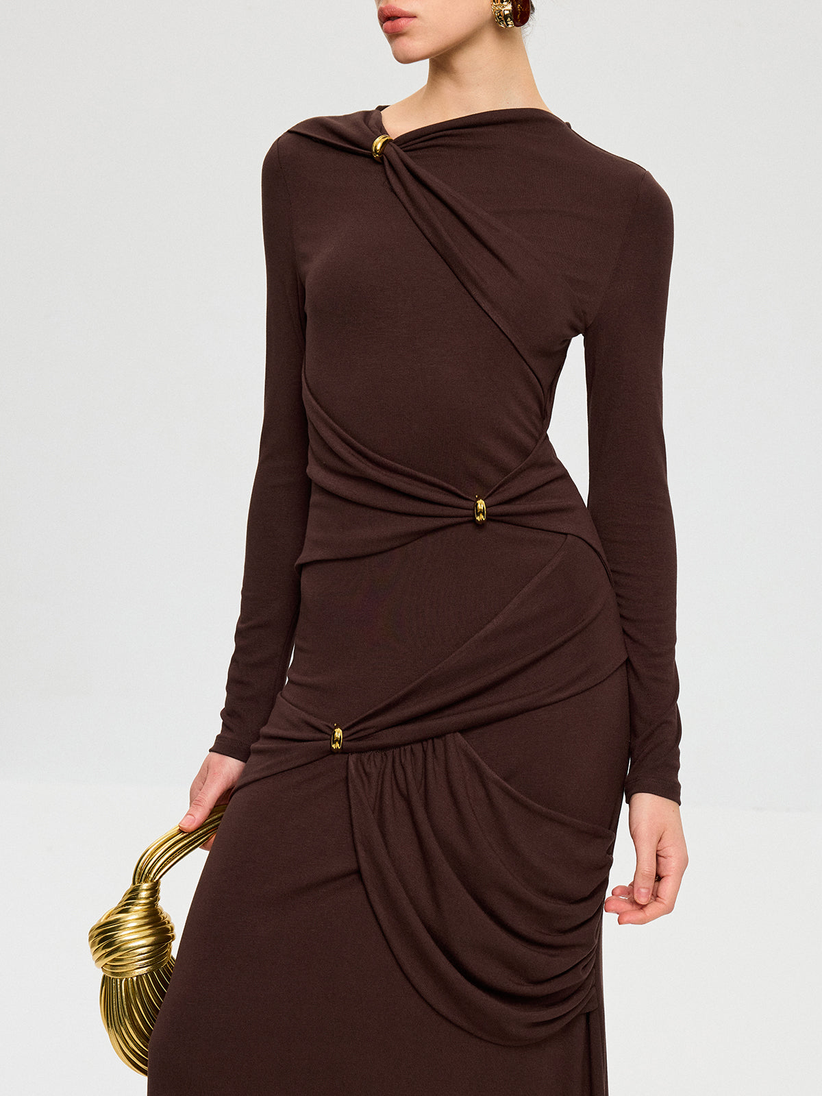 Robe longue maxi drapée à manches longues avec détails métalliques