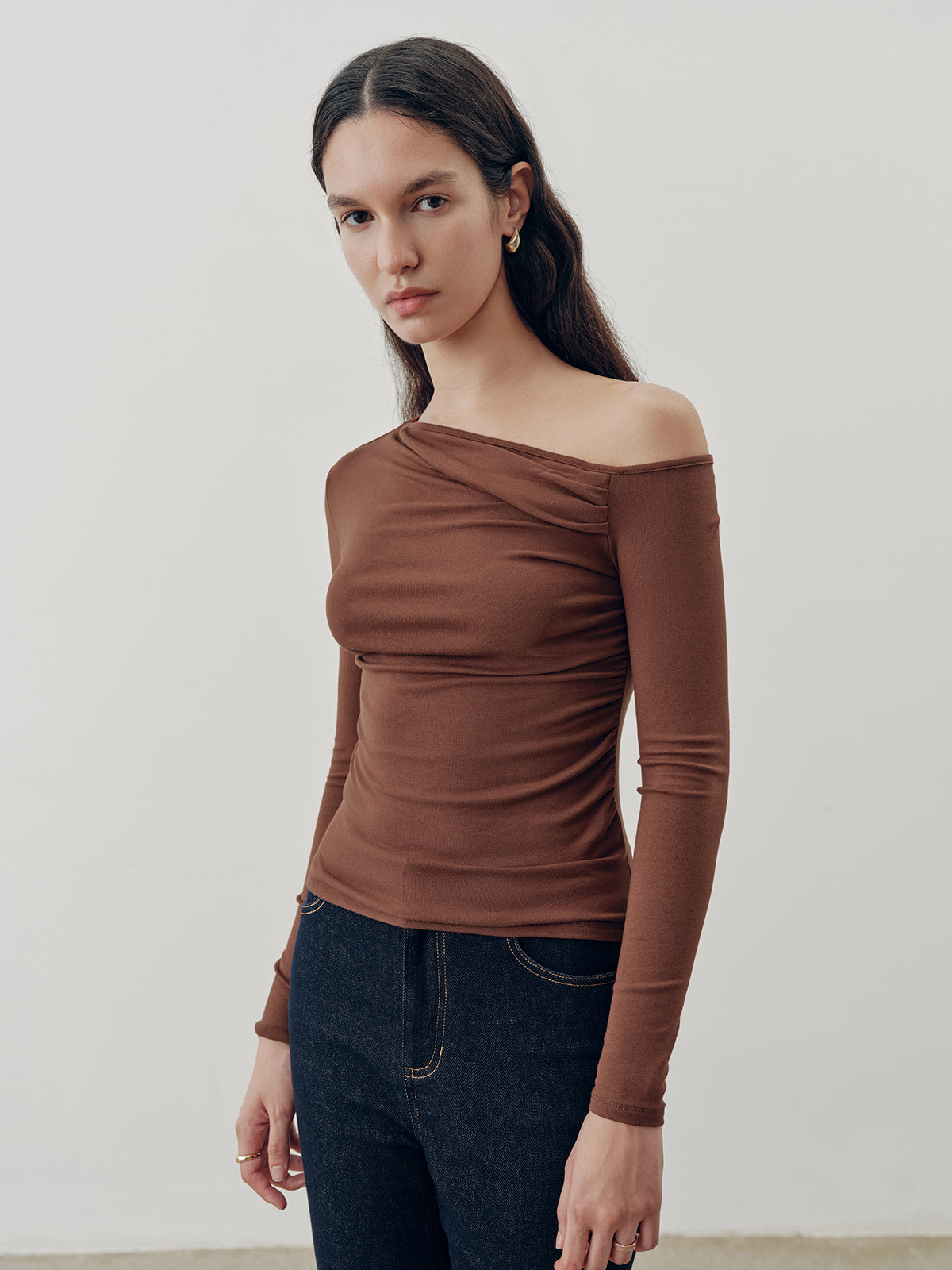 Haut à épaules dénudées ajusté à manches longues froncées