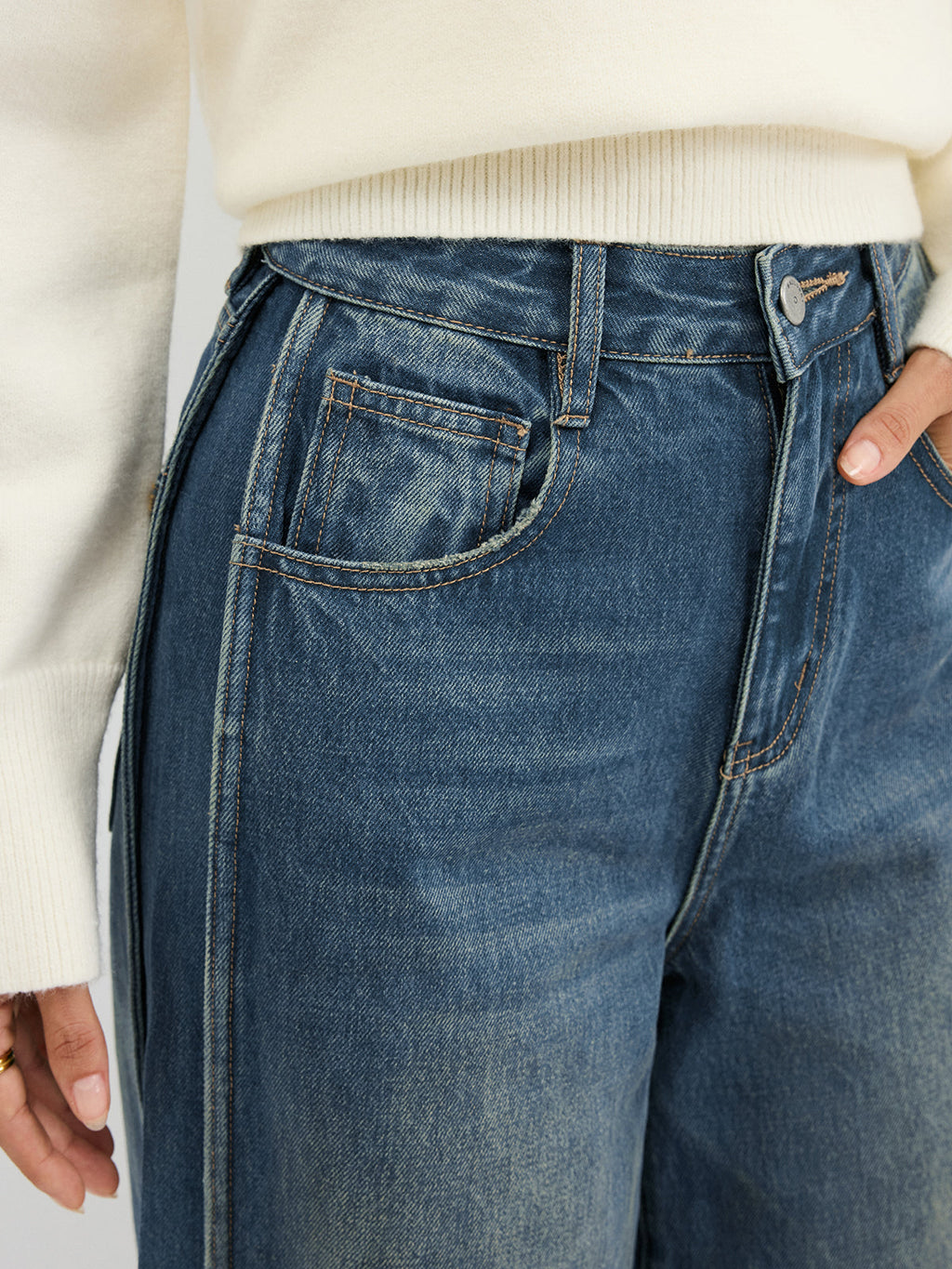 Jean mi-taille avec détails sur les côtés
