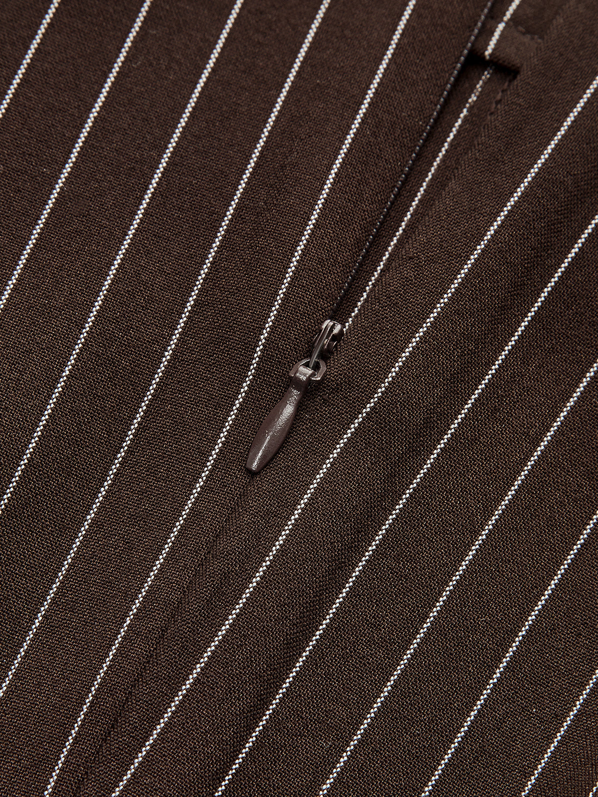 Chemisier asymétrique à fines rayures avec ceinture 