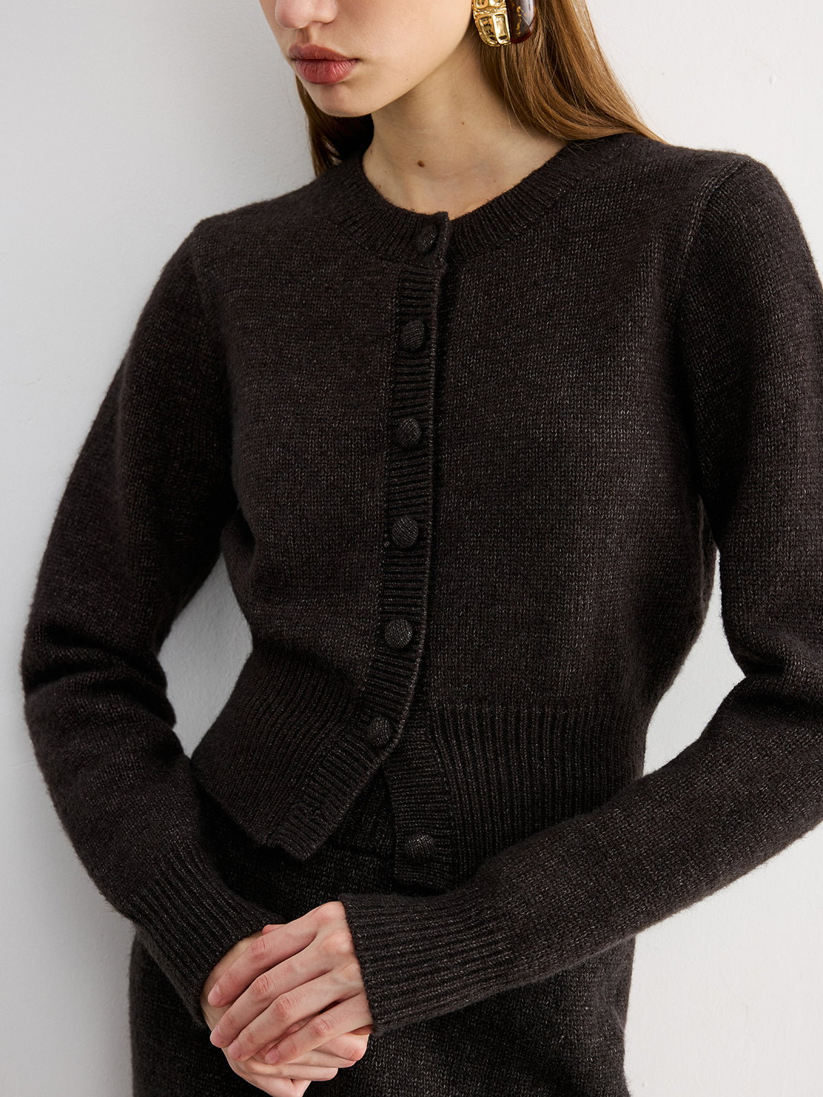 Ensemble cardigan en maille et mini-jupe coupe ajustée