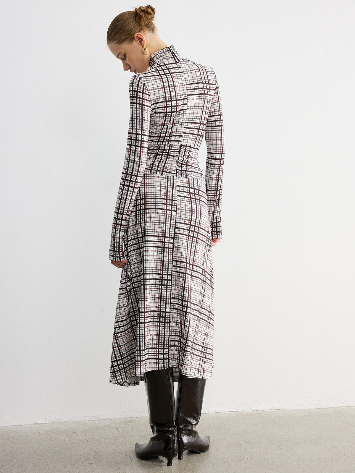 Kariertes Langarm-Maxikleid mit Rollkragen