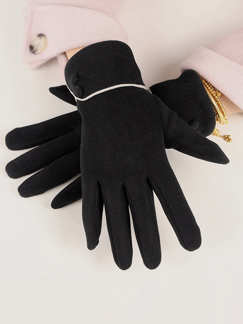 Handschuhe mit kontrastierenden Paspeln und Knopfdetail